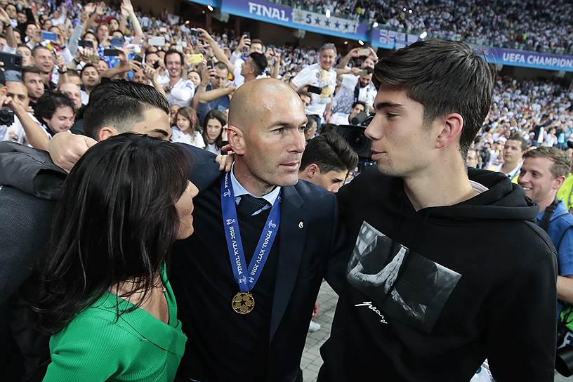 А вот тренер Зинедин Зидан покинул ФК «Реал Мадрид» по личной инициативе, сразу после третьей победы в Лиге чемпионов
