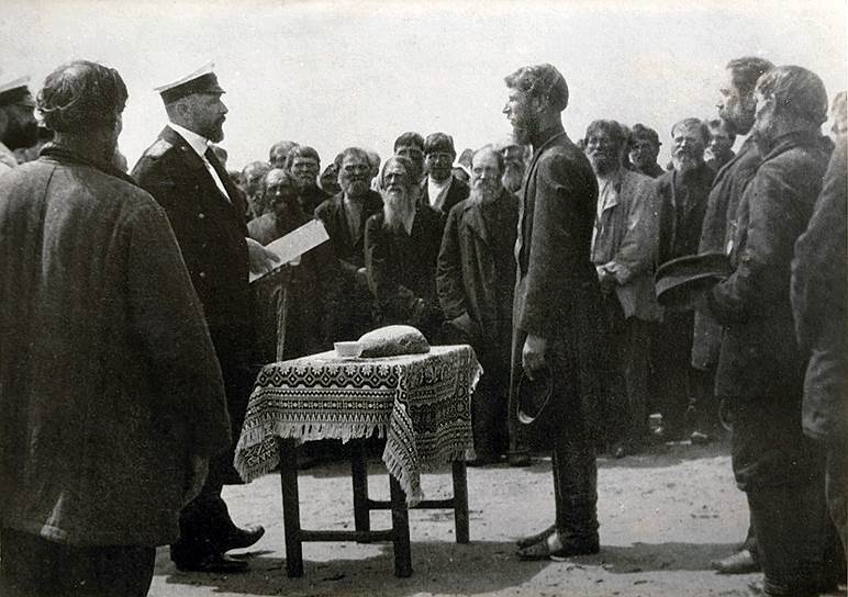 В 1904 году Столыпин был саратовским губернатором и, общаясь с волостными старшинами (на фото) и крестьянами, прощупывал почву для будущих реформ

