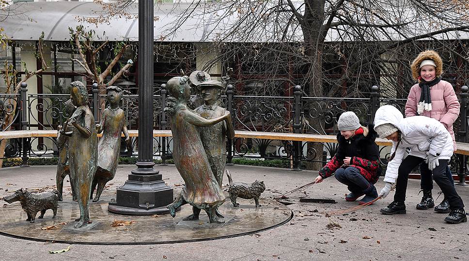 У памятника «Одесское время» в Городском саду на прошлой неделе