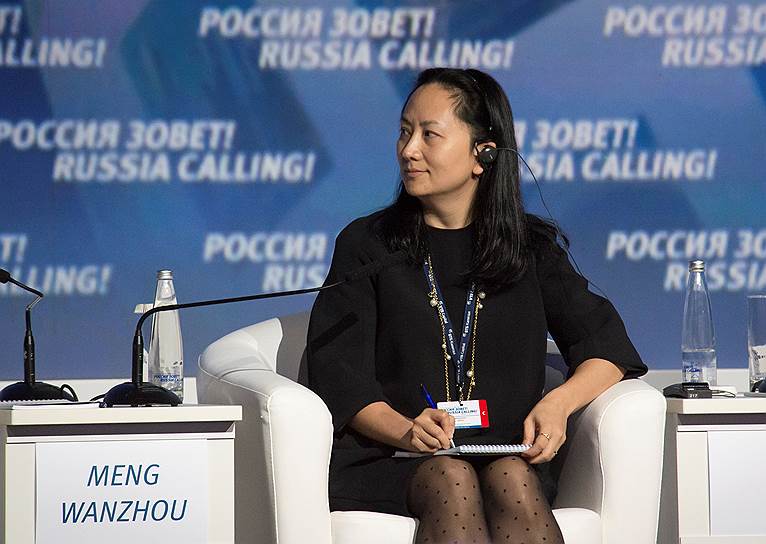 Это фото финдиректора Мэн Ваньчжоу на инвестиционном форуме «Россия зовет!» в 2014 году китайская новостная служба CGTN включила в подборку материалов о ее аресте. Случаен или нет акцент на России, с которой Huawei сотрудничает свыше 20 лет?
