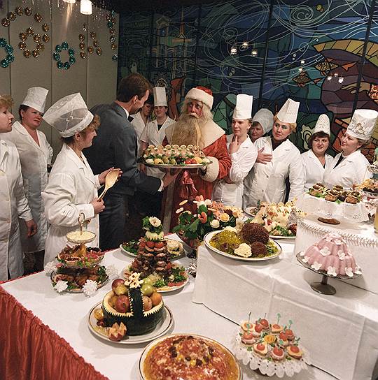 Середина 1980-х, Дед Мороз инспектирует кулинарную выставку в Новгороде. Большая часть этого советского великолепия появилась на новогодних столах только к 1970-м годам
