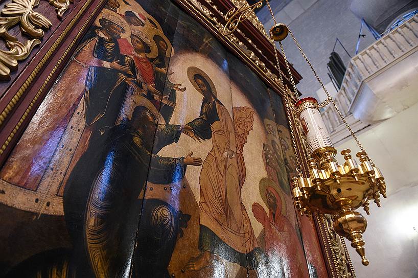 Страшные трещины на иконостасе Троицкого собора в Пскове
