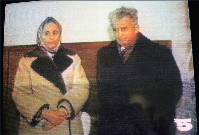 Этот кадр попал во все мировые СМИ: арестованные Николае Чаушеску и его жена Елена. До их расстрела остаются считанные часы