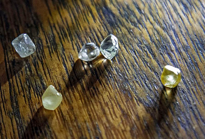Круглые небольшие алмазы, только из земли, мутноватые белые, желтые продаются от $20. Бриллиант в 1 карат можно купить за $2,5 тыс.