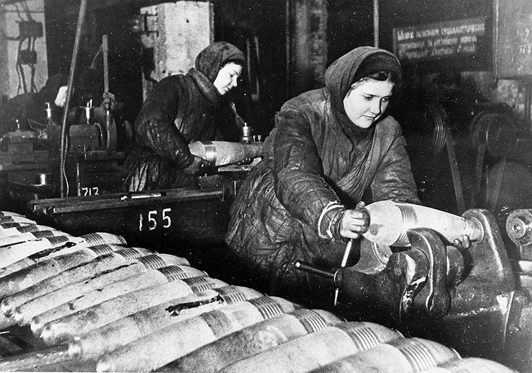 Комсомольско-молодежная бригада одного из заводов за изготовлением мин. 20-е годы