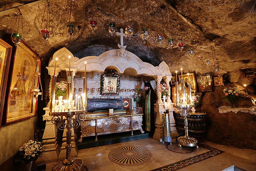 Пещерный храм, где покоятся святыни лавры — мощи преподобных Иова и Амфилохия Почаевских