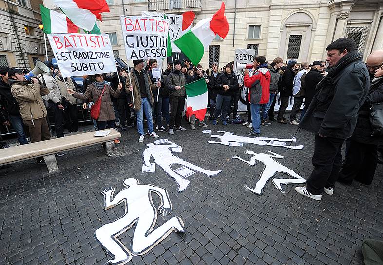 Итальянцы требовали экстрадиции Баттисти у разных посольств, напоминая о четырех его жертвах в 1970-е