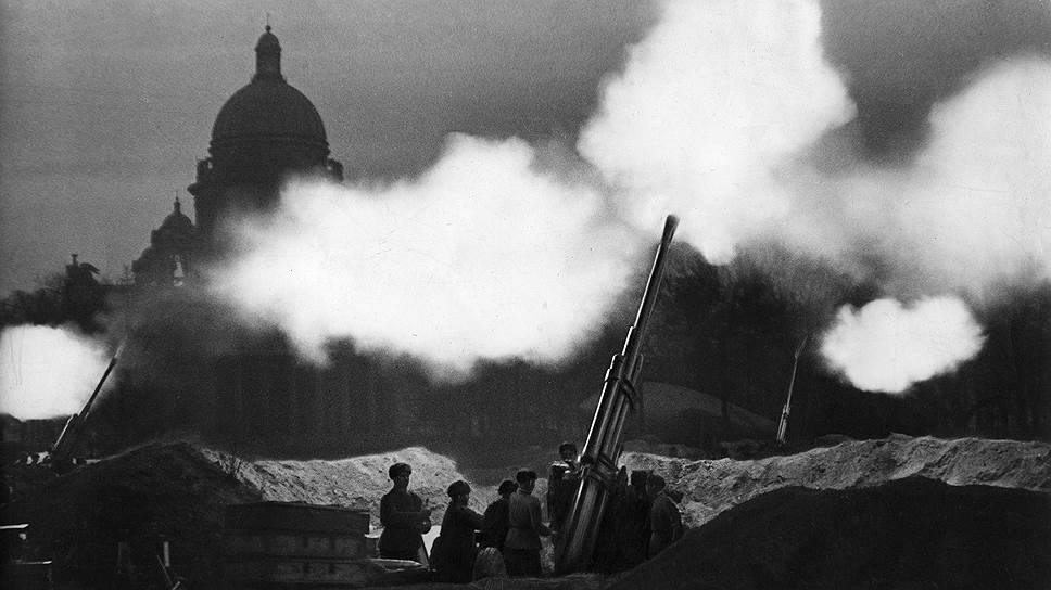 Огонь по вражеским самолетам зенитки ведут с площади перед Исаакиевским собором. Фото Б. Кудоярова
