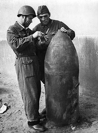 Обезвреживание неразорвавшейся бомбы. 1942 год. Фото Д. Трахтенберга
