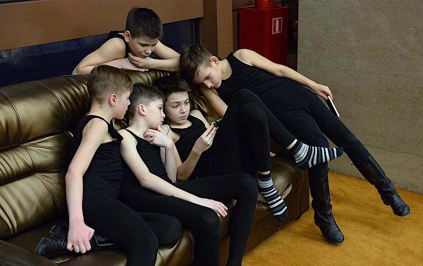Между тренировками танцоры превращаются в обычных детей
