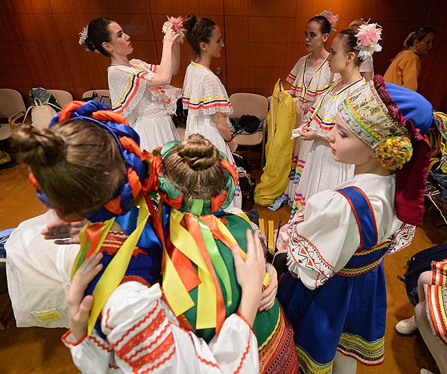 Украинские танцы по-прежнему популярны в России. Вот и «Росинка» пляшет на гуцульский манер
