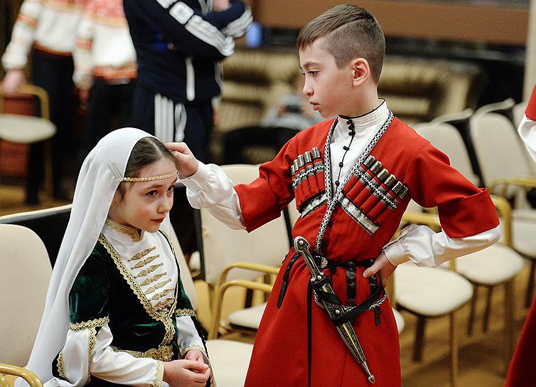 На Кавказе в народные ансамбли охотно отдают и мальчиков, и девочек