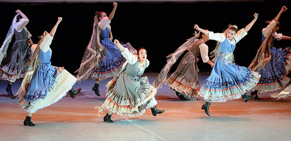 Старшая группа той же «Юности Сибири» танцует «Свадебный переполох» — постановку о невесте, которая не хочет выходить замуж. За него ребята получат золото в номинации «Народная стилизация»
