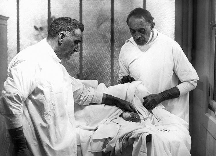 Спрос на операции Сержа Воронова был столь велик, что профессор оперировал не только во Франции (на фото операция на овце в Парижской клинике), но и на Ближнем Востоке и даже в Латинской Америке