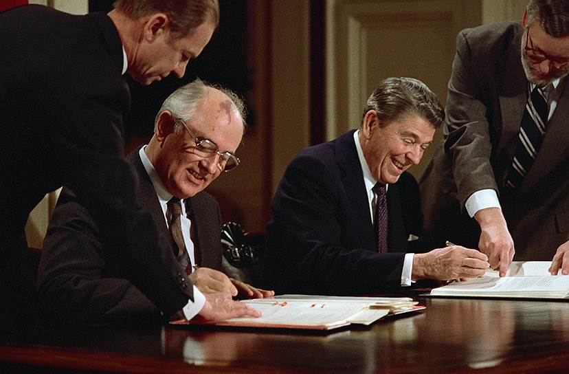 Генеральный секретарь ЦК КПСС Михаил Горбачев(слева) и президент США Рональд Рейган, 1987 год 