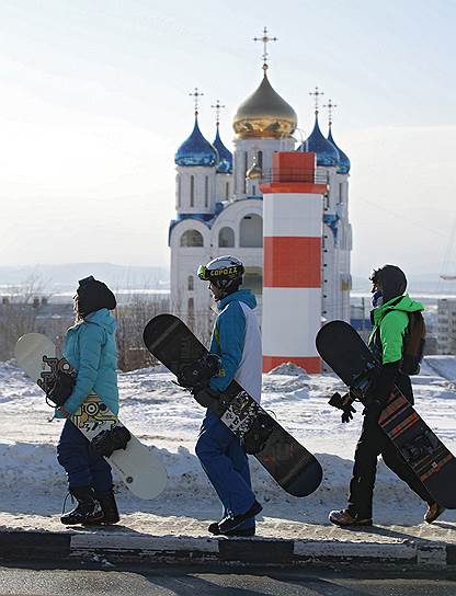 Для соревнований был построен трамплин для сноуборда. С видом на Рождественский собор