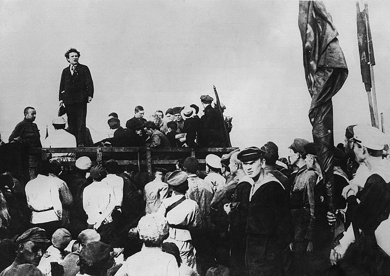 Первый председатель исполкома Коминтерна Григорий Зиновьев выступает на митинге в Баку. С этого поста он ушел в результате конфликта со Сталиным. В 1936 году расстрелян