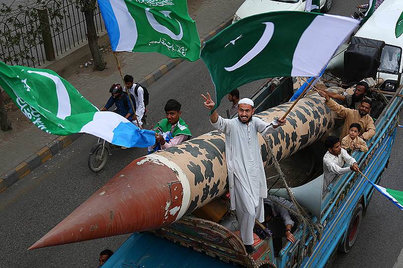 В Пакистане же в моде не усы, а ракеты — на улицах Карачи народ демонстрирует
любовь к армии. Что ж, только бы не стреляли
