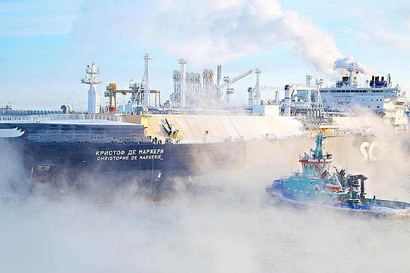 Газовоз принимает груз СПГ в порту Сабетта (полуостров Ямал, Обская губа)
