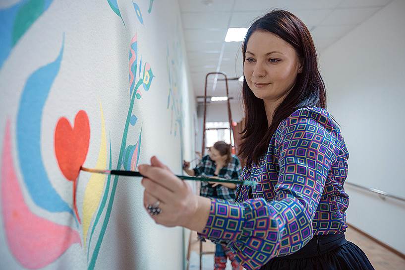 После аварии женщина занялась живописью. На фото: роспись стены в Щелковском реабилитационном центре