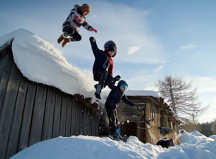 Прыжки с сарая в сугроб — популярное зимнее развлечение после школы