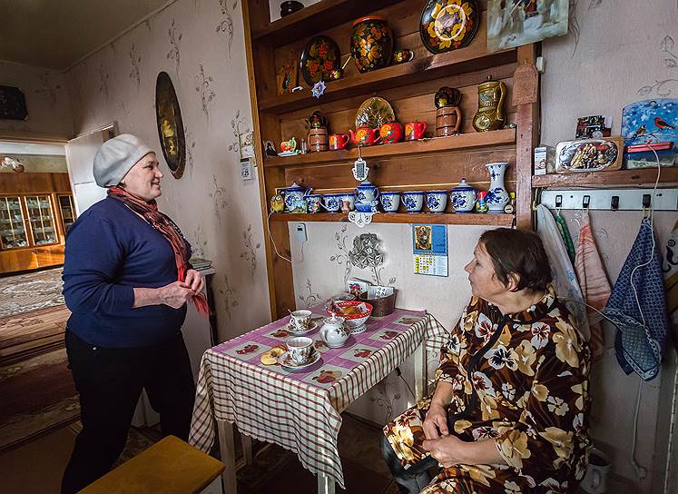 В гостях у своей подопечной Зинаиды Михайловны (ей 78 лет). Она бывший педагог. Показывает поделки, которые она делала вместе с детьми