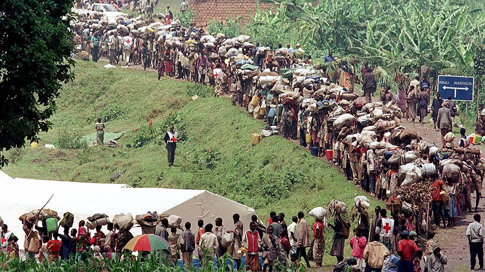 Страшные кадры из 1994-го начнем с финала. Опасаясь возмездия за геноцид, 2 млн хуту бежали из Руанды
