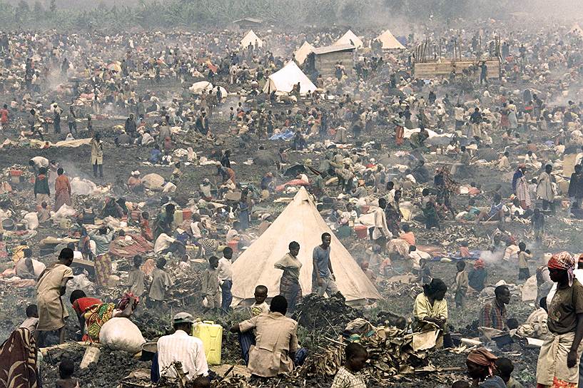 Росли настоящие палаточные города — как этот у заирского города Гома. По данным ООН, здесь было до 600 тысяч беженцев