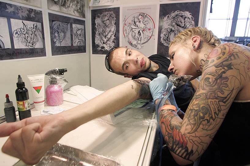 Зарегистрированные тату-салоны проходят проверку санэпидемстанции, риск чем-то заразиться там минимизирован