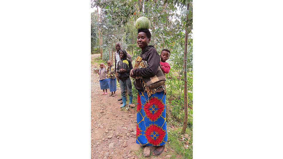 Руандийцы все грузы носят на головах. Что не мешает молодежи осваивать европейский стиль одежды