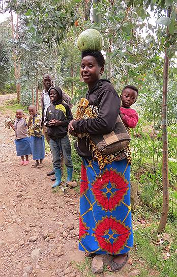 Руандийцы все грузы носят на головах. Что не мешает молодежи осваивать европейский стиль одежды
