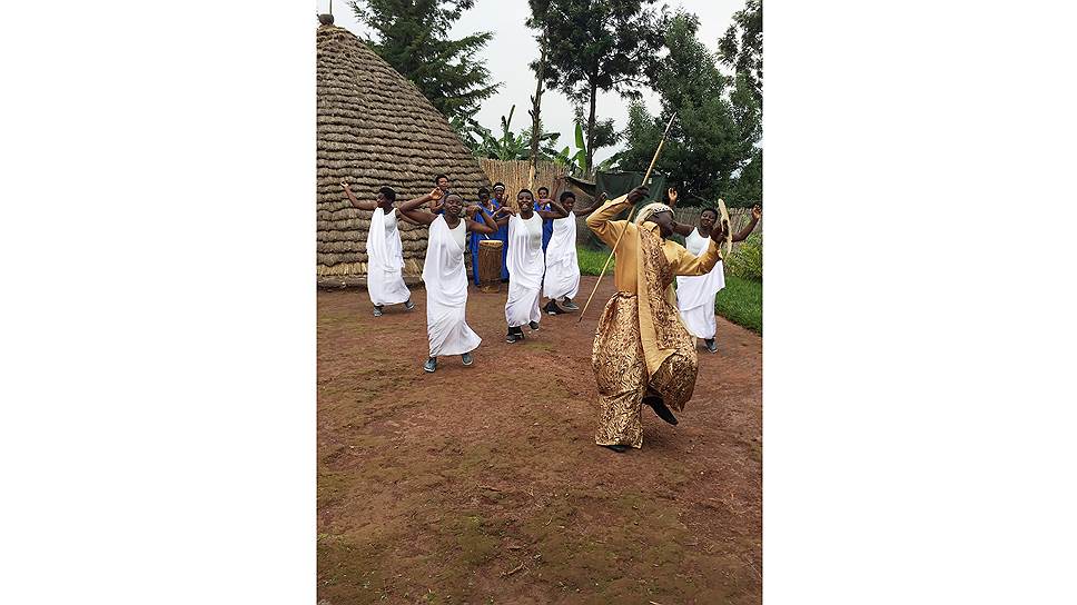 Танец инторе, отражающий героическое прошлое, вам покажут за 60 долларов. Суть: три народа Руанды (хуту, тутси и тва) вместе бьются с врагами