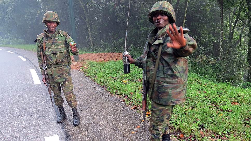 Нацпарк на границе с Бурунди напичкан военными, туристов не видно. Фотографировать, кстати, строго запрещено
