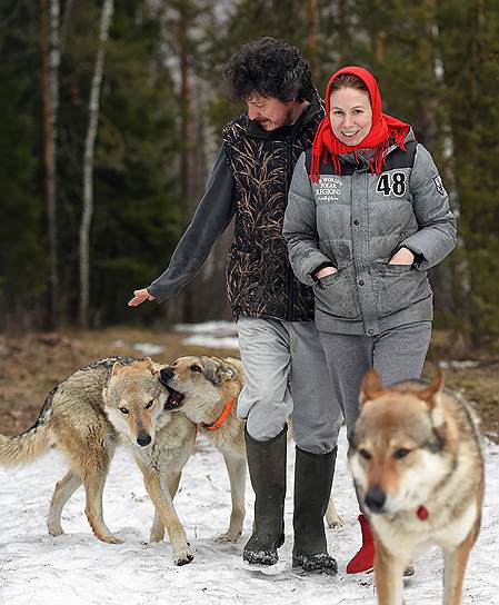 Каждый день Ярослав и Настя гуляют с влчаками, которые внешне очень напоминают волков 