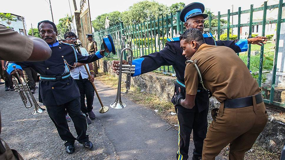 Проверка перед входом на кладбище в Коломбо: досматривают всех участников траурных церемоний