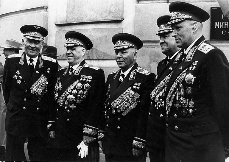 Первый среди равных. Маршалы Советского Союза. Слева направо: М.В. Захаров, Г.К. Жуков, К.Е. Ворошилов, К.А. Вершинин, К.К. Рокоссовский. 1950-е