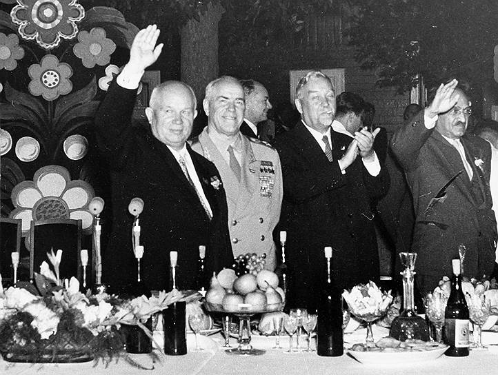 Товарищи по партии и соперники на политическом поле. Слева направо: Н.С. Хрущев, Г.К. Жуков, Н.А. Булганин, А.И. Микоян. 1950-е