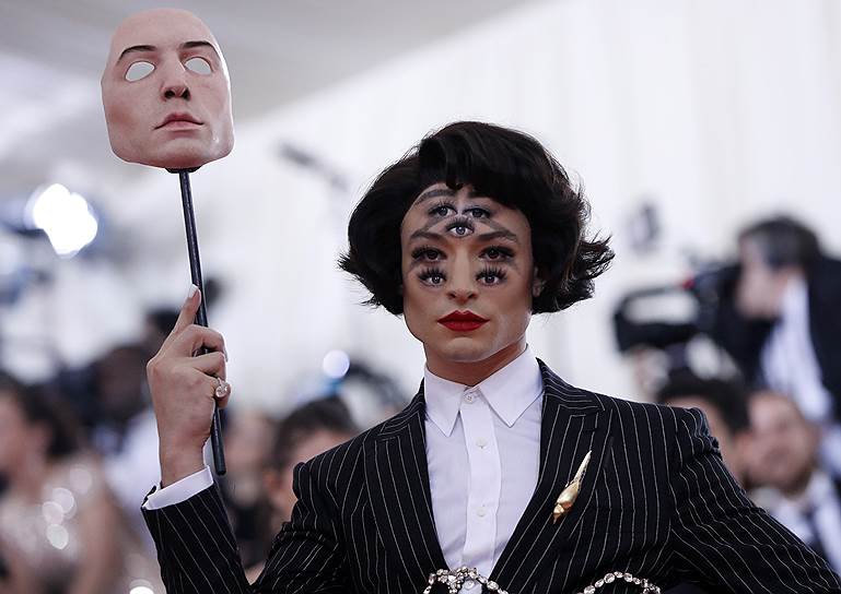 Актера Эзра Миллер на балу Meta Gala эпатировал публику фантастическим макияжем