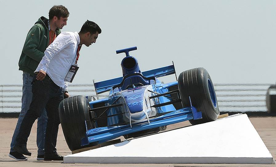 Рассмотреть гоночный автомобиль во всех подробностях? Во время «Формулы-1» возможно все! 