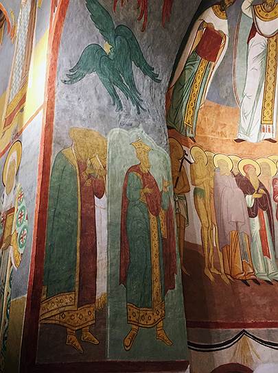 Есть версия, что на этой фреске — прижизненное изображение царя Ивана Грозного (он изображен в короне)