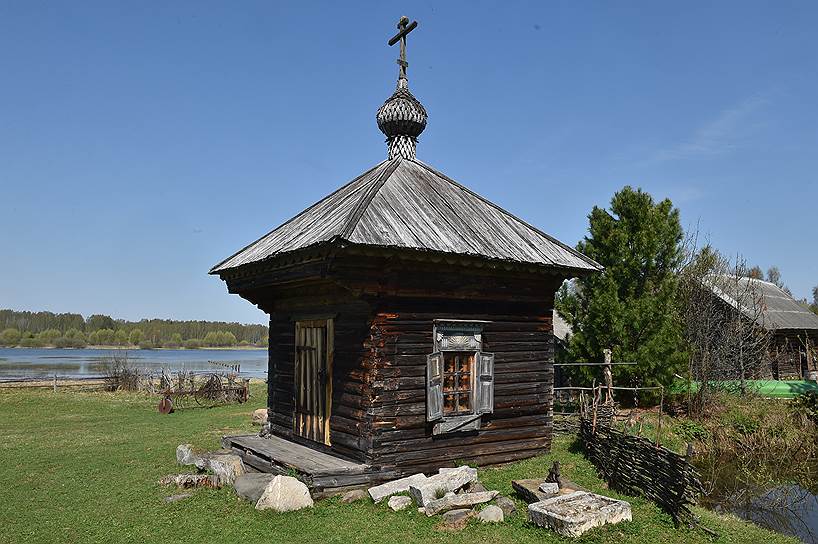 На маленьком острове прямо напротив дома Василия и Елены и Учемского музея с экспозицией «Старухи о любви» стоит крест и часовня
