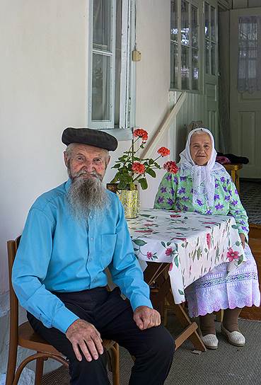 Анастасия и Василий Козловцевы вместе более 60 лет. «Вот мы побранимся, осерчаем, но никогда не было, чтобы мы больше двух часов не разговаривали. Даже по молодости»,— говорит Анастасия Тимофеевна 