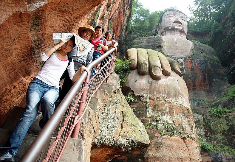 Гигантская статуя Будды в Лэшане, высеченная в скале Эмэйшань в 713–803 годах, имеет статус памятника Всемирного наследия ЮНЕСКО. Скульптура высотой 71 метр находится в месте слияния рек Миньцзян, Даду и Цинги