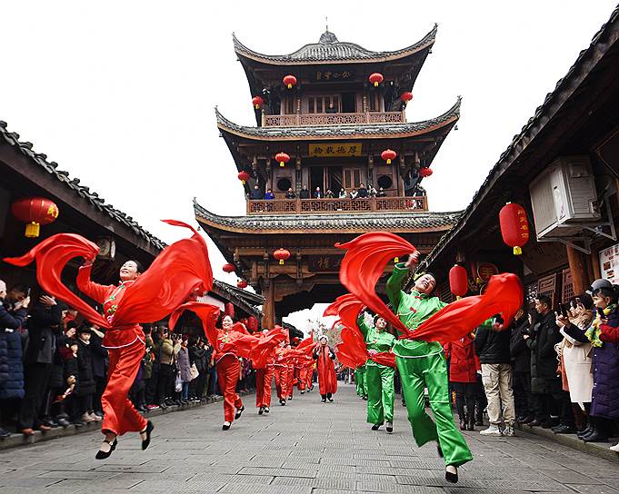 Древние улицы китайских городов часто становятся декорациями для разных костюмированных представлений