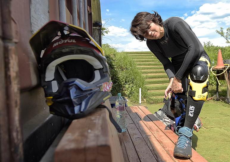 В 2019 году Анастасия Нифонтова стала первой женщиной в мире, одолевшей «Дакар» — 5600 километров на мотоцикле по пустыне без техподдержки и механиков