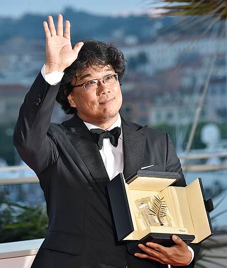 Режиссер Пон Чун Хо относится к действительности с трагикомическим сочувствием (во время награждения в Канне)