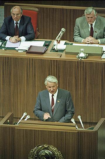 Народный депутат СССР Борис Ельцин на трибуне Кремлевского дворца съездов, где с 25 мая по 9 июня 1989 года шли заседания I Съезда

