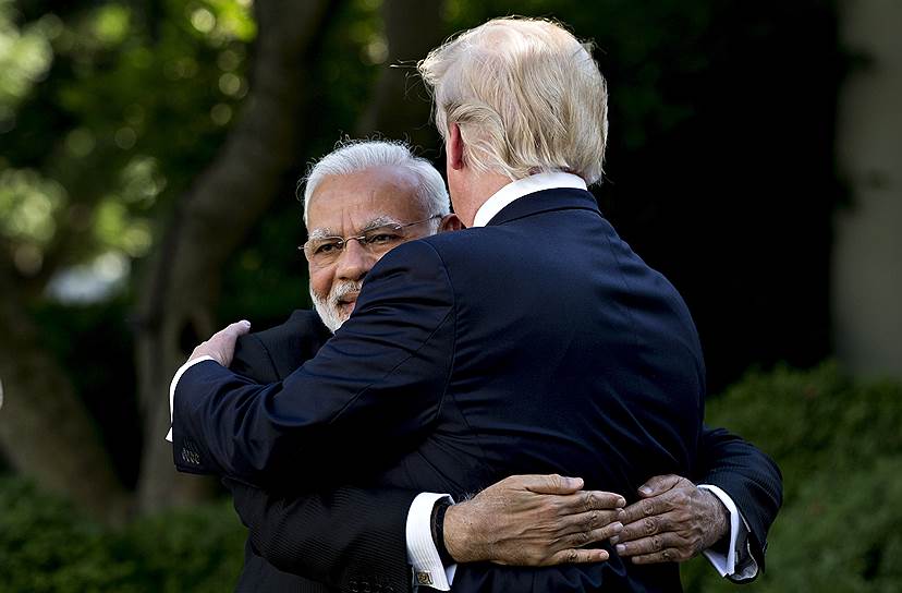 Всего два года назад Дональд Трамп обнимал Нарендру Моди при встрече, а теперь (заочно, правда), душит торговыми санкциями