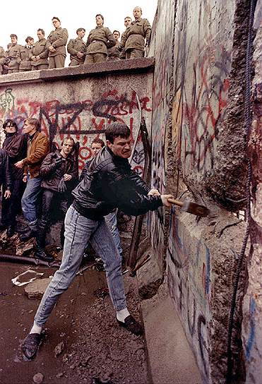 Берлинская стена была символом «цивилизационного несчастья» Восточной Европы. Избавление от нее, однако, всеобщего счастья не принесло
