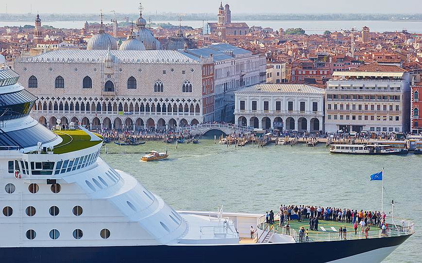 Круизные лайнеры — бич Венеции. Пройдя по фарватеру через самый центр города, они высаживают десанты по 5 тысяч туристов